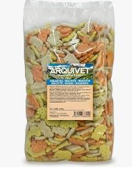 Un perro disfrutando de una galleta